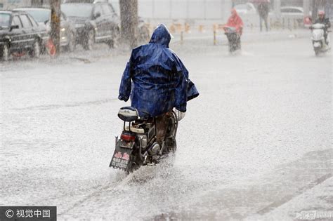 倾盆暴雨终于来袭 北京城区道路积水