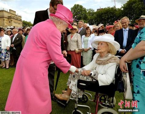 英女王亮粉套装出席白金汉宫花园聚会|礼服|正装_凤凰资讯