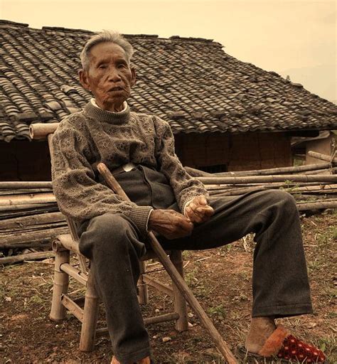 村庄里孤独老人称看到现在年轻人有家却不回很难受。