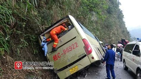 广西桂林一大巴车失控撞上山体 车上32名乘客 多人受伤！_社会_长沙社区通