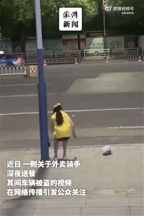 女子疑因失恋扔共享单车堵路，目击者：最后被警察带走了_凤凰网视频_凤凰网