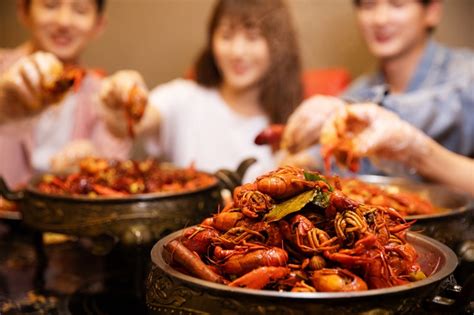 “龙虾季”到来，南昌餐饮店直播卖小龙虾，日售500斤