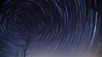 英仙座流星雨将来临 预计每小时可看到10多颗流星|月亮|英仙座|流星雨_新浪新闻