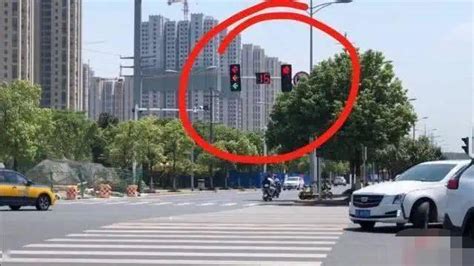 直行绿灯，左转红灯，从左转道直行算不算闯红灯？听听交警怎么说_车家号_发现车生活_汽车之家