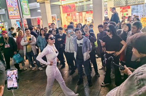 深圳东门老街成“网红一条街”，罗湖区想借助直播促进消费_手机新浪网