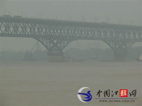 南京长江大桥下两船相撞一艘沉没 伤亡不详_天下_新闻中心_长江网_cjn.cn