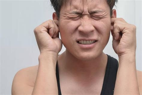 耳鸣，是指自觉耳内鸣响，如有蝉鸣，或如潮声为主要症状的病证。