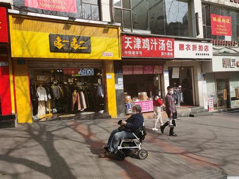 重庆杨家坪23根轻轨立柱“穿新衣”上“彩妆”--图片频道--人民网