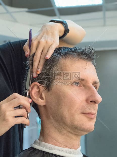 理发椅上的男人理发师高清图片下载-正版图片506244739-摄图网