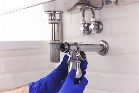 管道修理和维护洗手盆下面的铬吸水管高清图片下载-正版图片506342497-摄图网