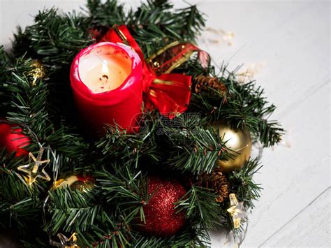 圣诞云杉树枝花环与木板上的蜡烛高清图片下载-正版图片505085060-摄图网
