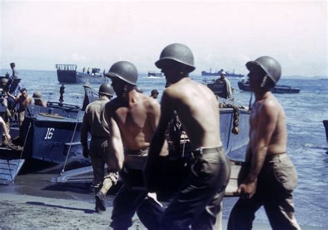 二战老照片 美军在瓜达尔卡纳尔岛 光着膀子装卸弹药|瓜达尔卡纳尔岛|美军|膀子_新浪新闻