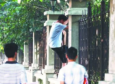 19名韩国大学生翻墙进美大使官邸 反对多交防卫费_荔枝网新闻