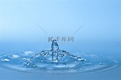 干净的蓝色水滴飞溅在清澈的水中。高清摄影大图-千库网