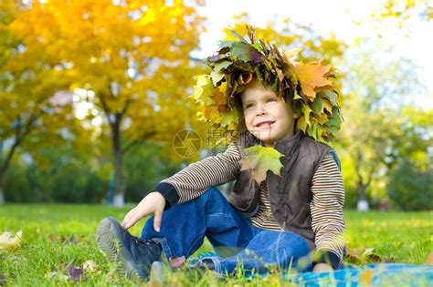 四岁男孩的肖像他从秋叶起坐在花高清图片下载-正版图片507128887-摄图网