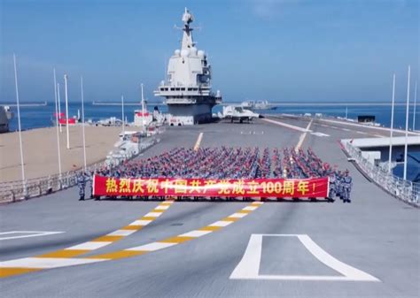 首艘国产航母交付海军 交接入列现场这些图你还没看过 - 中国军网