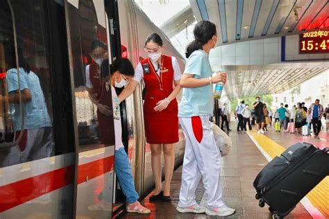上海轨交11号线列车被迫停在高架上 嘉定消防协助疏散乘客_上海滩_新民网