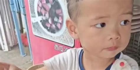 柳州2岁半男童走失超24小时，母亲：爸爸打牌没看住，跑出去了_手机新浪网
