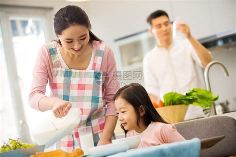 在家吃早餐的厨房里享受早餐的幸福家庭肖像高清图片下载-正版图片505872619-摄图网