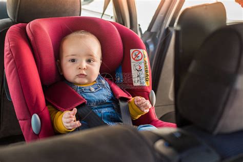 坐在婴儿车里的小美高清图片下载-正版图片506101342-摄图网