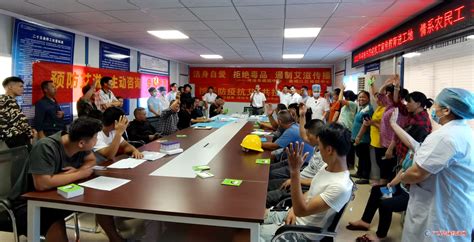 广西河池：防疫防艾宣传进工地 - 广西县域经济网