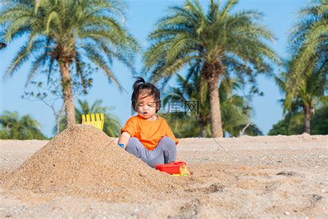 开朗的女儿女孩有趣地挖沙子玩玩具高清摄影大图-千库网