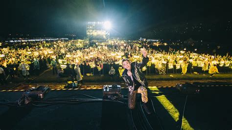 SM TOWN世界巡回演唱会 粉丝激动得坐在地上哭(图) - 中华娱乐网
