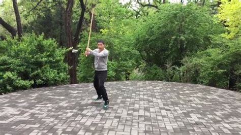 薛金银练习鞭杆格斗技术之撩击动作_凤凰网视频_凤凰网