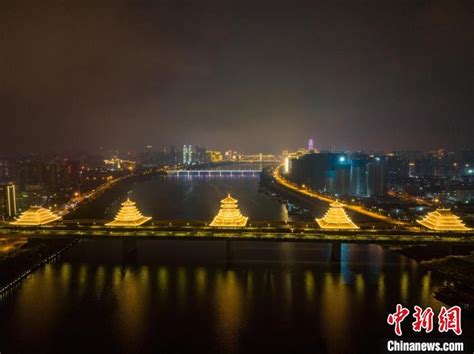 广西柳州万吨跨江风雨桥通车 成“网红”打卡桥_手机新浪网