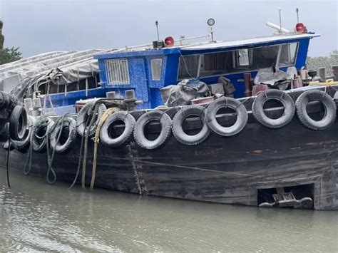 砂石船负载数百吨漏水侧翻 船上三人落水一人死亡 - 民生 - 东南网漳州频道