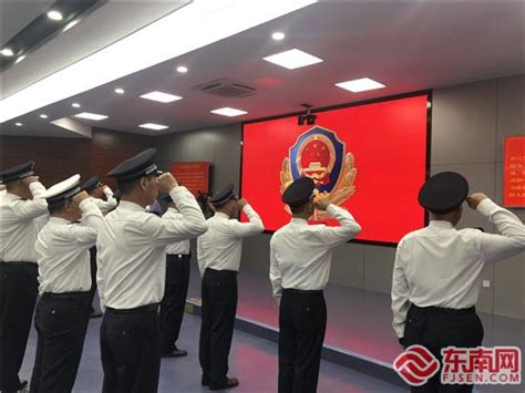 龙眼港出入境边防检查站举行授予晋升人民警察警衔仪式 -中国警察网