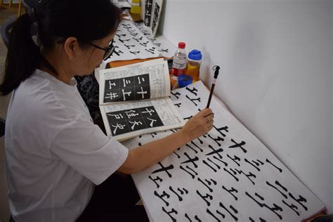国潮风书法书画兴趣班设计海报电子Word模板下载_熊猫办公