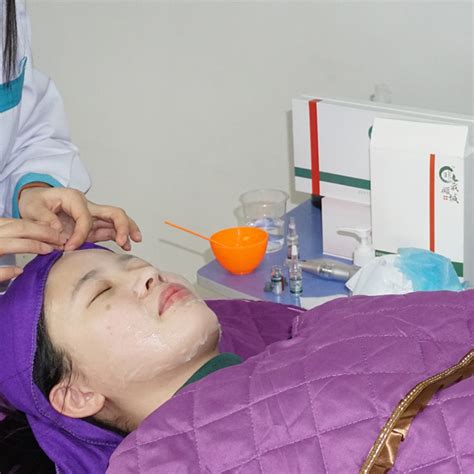 老年女性面部微晶磨皮治疗高清摄影大图-千库网