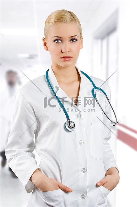 带着听诊器微笑的女医生被隔离在白色背景中上衣运动服高清摄影大图-千库网