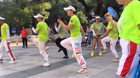 广场7人鬼步舞，适合姐妹一起跳，跳起来简单又炫酷_腾讯视频