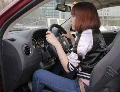 女性司机驾车按喇叭高清图片下载-正版图片501779459-摄图网