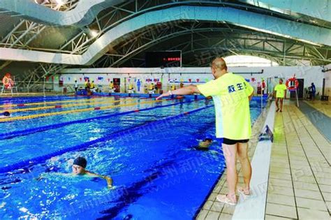 想游深水区先考“深水证” 泸州这个游泳馆设置技能测试_市民