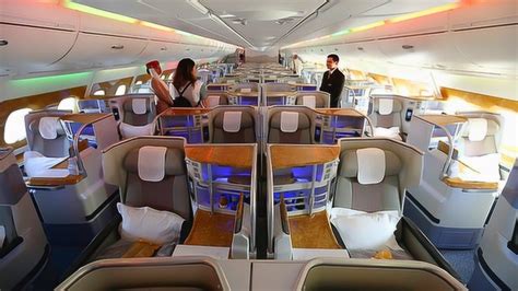 实拍空客A380双层大飞机内部，能坐893人，大到想哭！