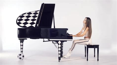弹钢琴，美女弹钢琴，舞台弹钢琴表演视频素材,创意视觉视频素材下载,高清1920X912视频素材下载,凌点视频素材网,编号:462086