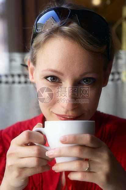 喝咖啡的年轻美女图片-窗户旁喝咖啡的年轻美女素材-高清图片-摄影照片-寻图免费打包下载