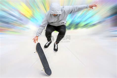 行动积极的溜冰者年轻滑在板公园做跳跃技巧年轻滑冰者在板公园做跳跃技巧高清图片下载-正版图片308015771-摄图网