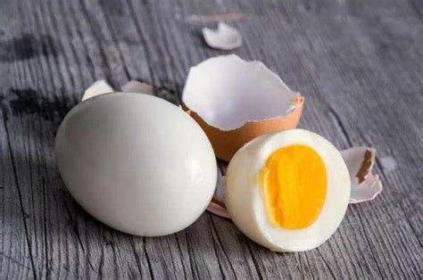 做水煮蛋不要直接下锅，多加这5步，鸡蛋香嫩好吃、不开裂不粘壳|水煮蛋|冷水|热水_新浪新闻