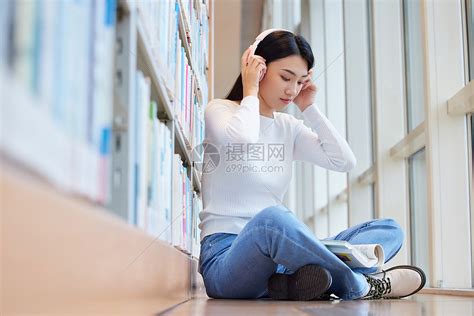 在图书馆看书听音乐的青年女性高清图片下载-正版图片501807814-摄图网