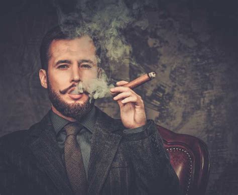 抽雪茄的男人图片_黑色背景下抽着雪茄的男人素材_高清图片_摄影照片_寻图免费打包下载