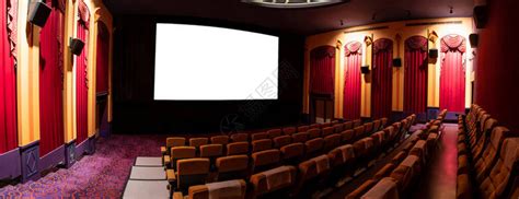 电影院座位排前的电影院屏幕显示从电影放映机投影的白色屏幕高清图片下载-正版图片504440133-摄图网