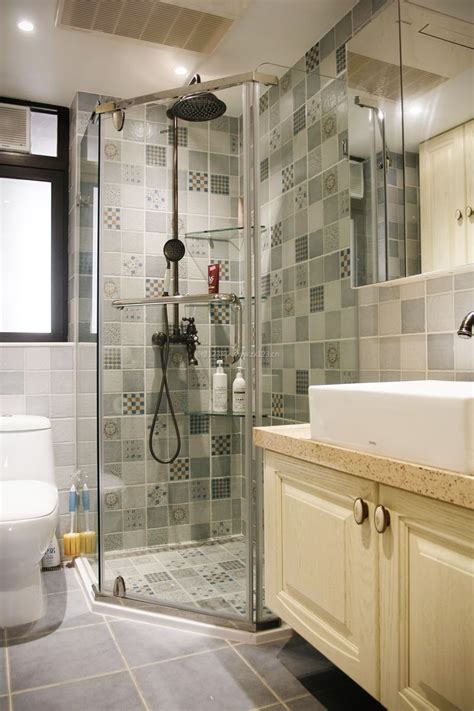 卫生间以简单清爽为主，淋浴房选用了黑色大理石拉槽设计，洗澡时脚下不会有水渍，非常安全-家居美图_装一网装修效果图