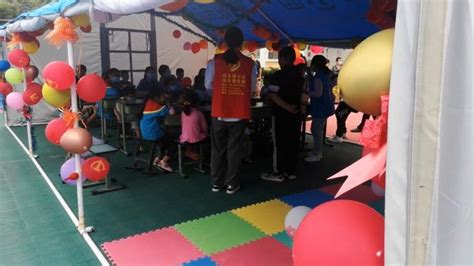 志愿者在泸州震中安置点开设“帐篷学校”为孩子上兴趣课_七环视频_澎湃新闻-The Paper