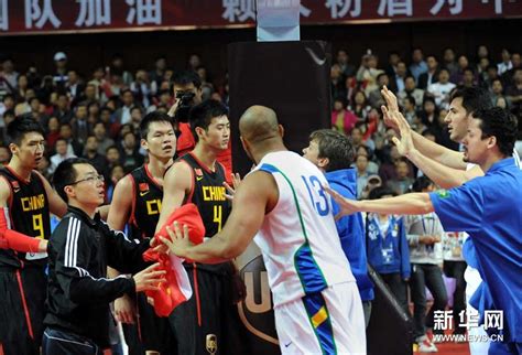 中国篮球暴力犯规，大学生球员撞倒对手后踩踏裆部，或被终身禁赛|暴力|孙童|裆部_新浪新闻