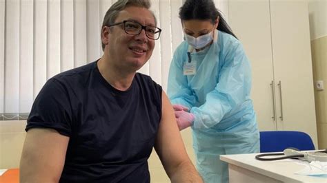 现场：武契奇接种中国新冠疫苗 接种过程有说有笑状态良好_凤凰网视频_凤凰网