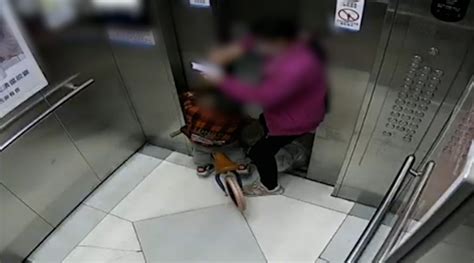 4岁男童电梯内乱摸手被卷入门缝 ，物业工作人员硬拉电梯门解救(含视频)_手机新浪网